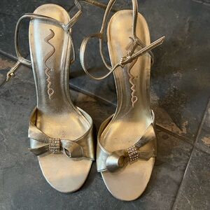 Nina Gold Bow Heels